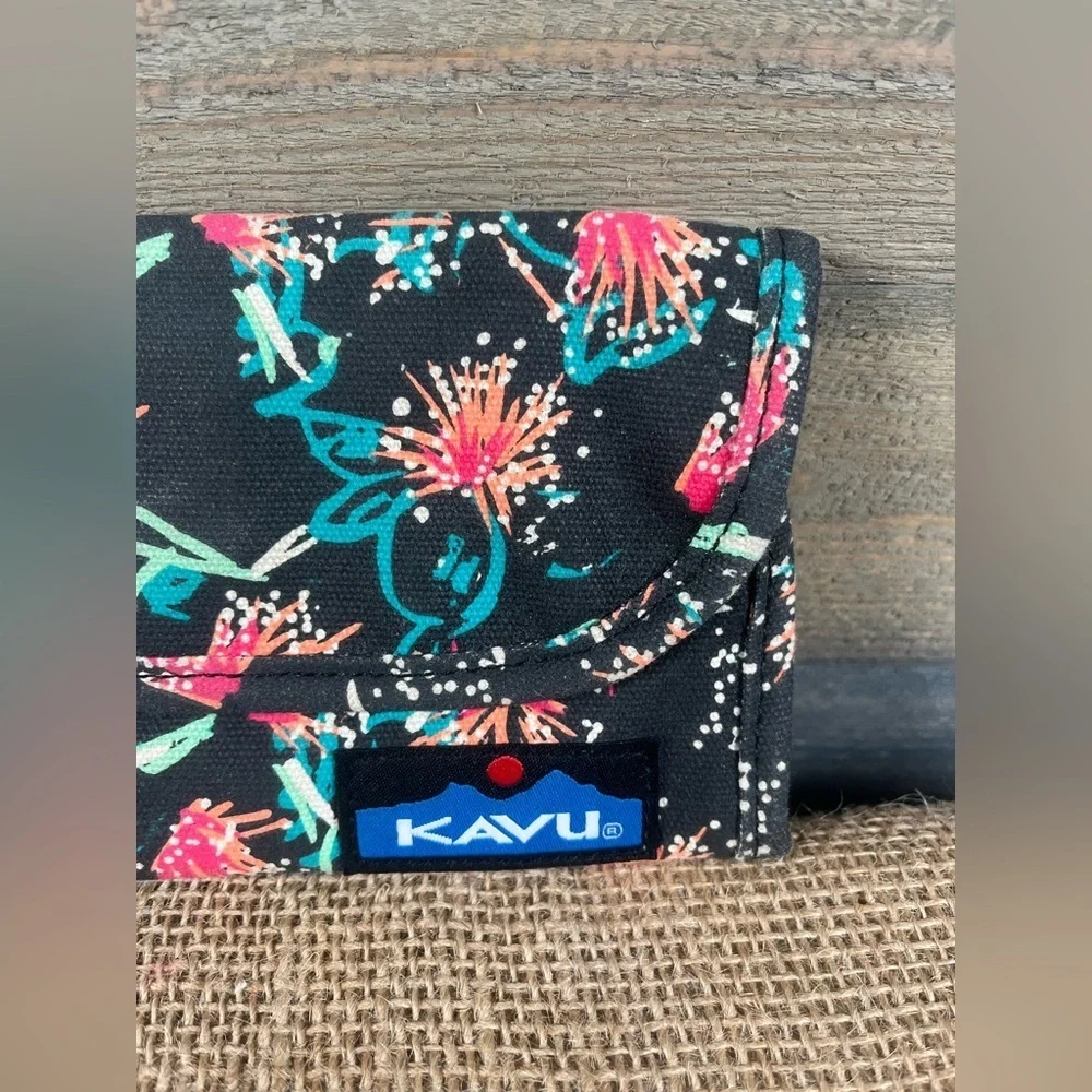 KAVU Big Spender tri-fold wallet in a black‎ canvas with a Floral Print